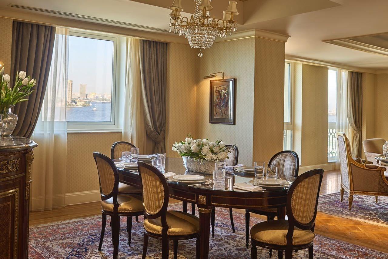 Four Seasons Cairo At The First Residence Giza Eksteriør bilde A dining room in a suite at the Four Seasons Hotel, Cairo