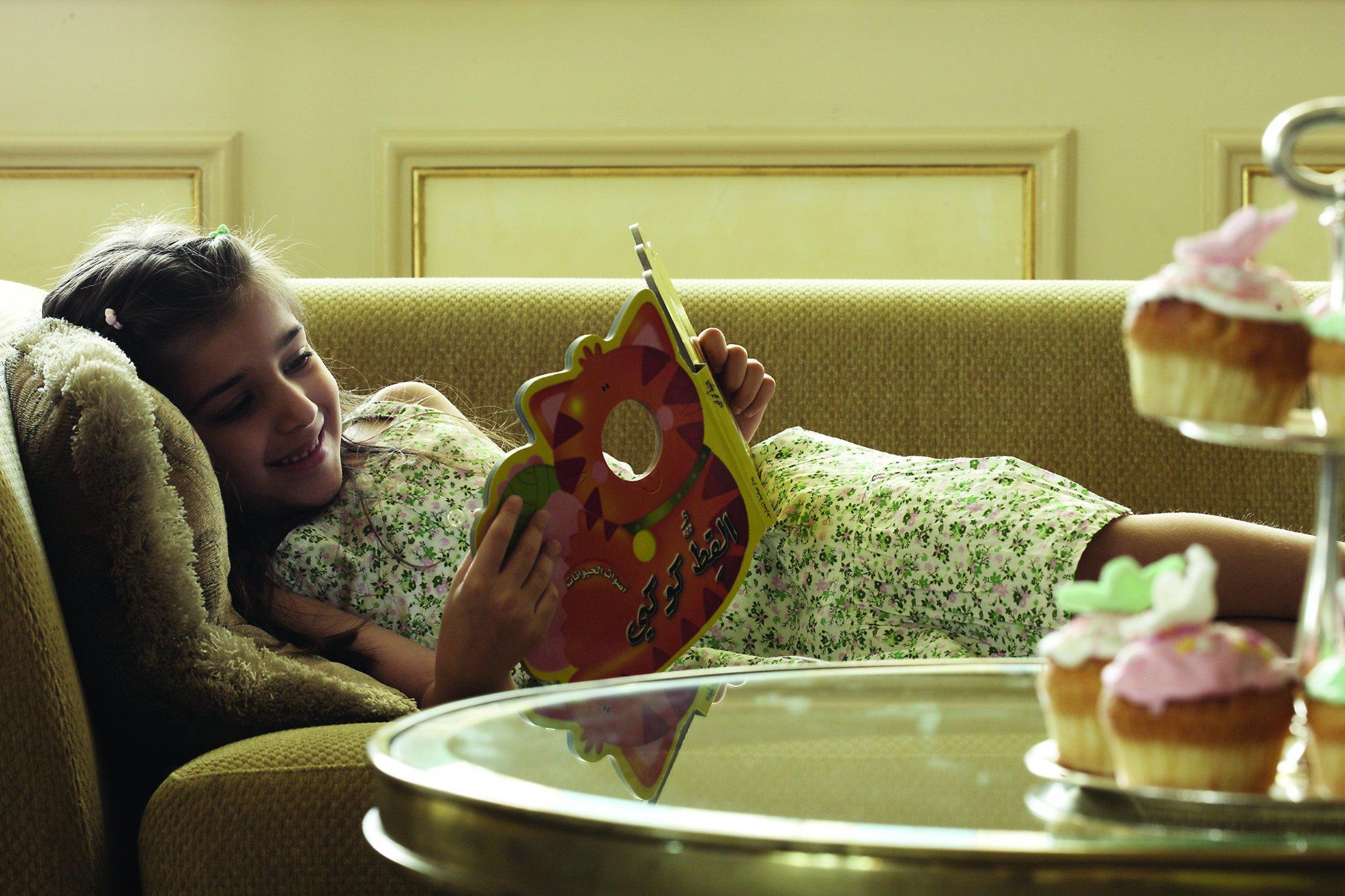 Four Seasons Cairo At The First Residence Giza Eksteriør bilde A child reading a book
