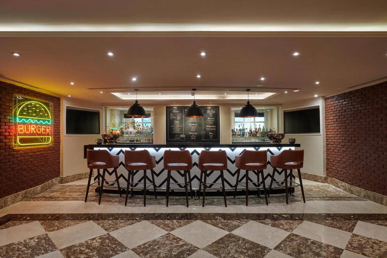 Four Seasons Cairo At The First Residence Giza Eksteriør bilde The bar at the Burger Bar