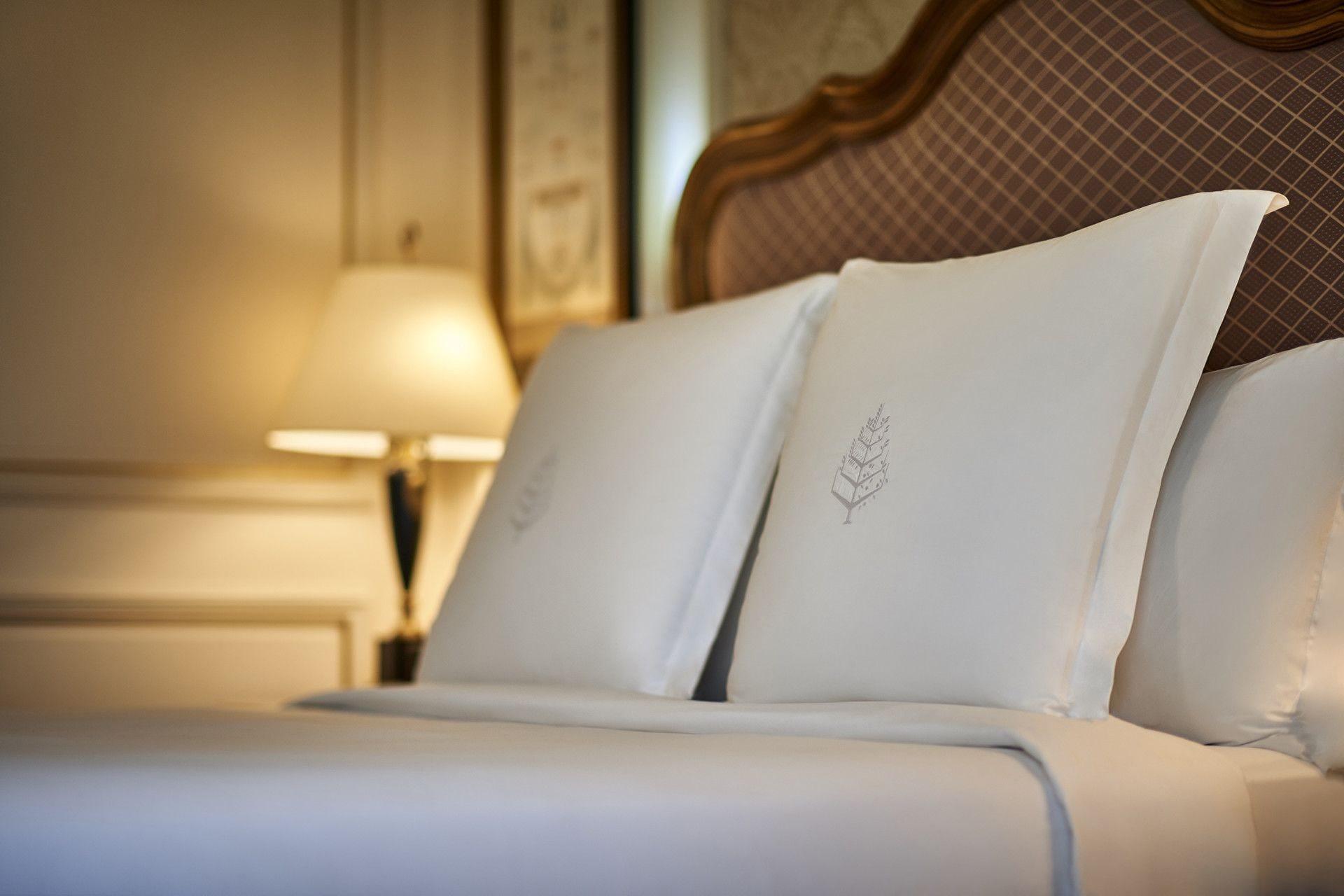 Four Seasons Cairo At The First Residence Giza Eksteriør bilde Pillows on a bed