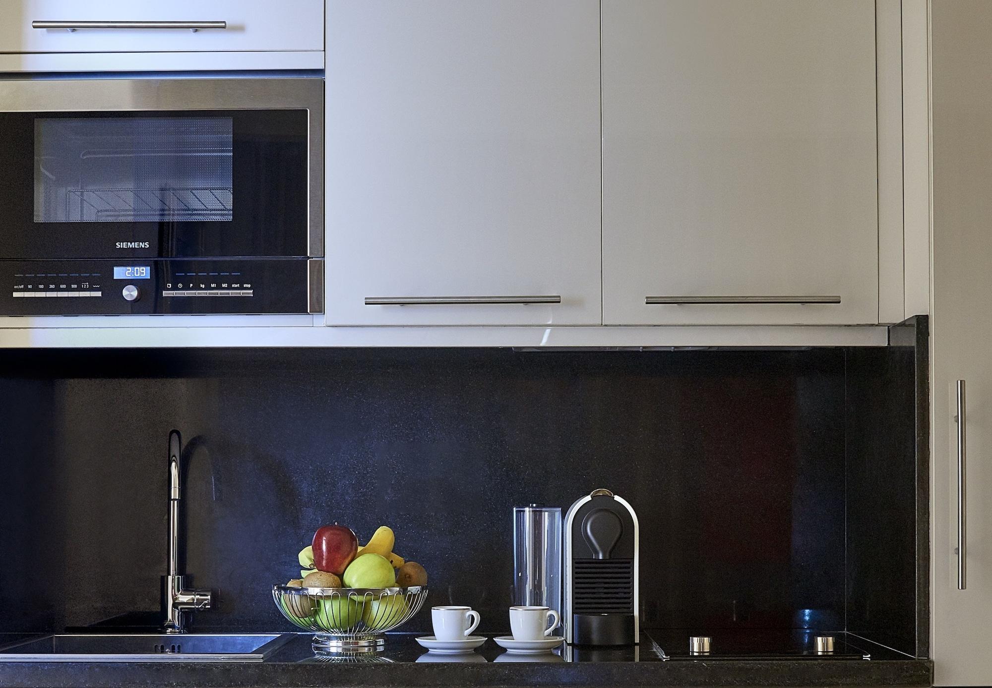 Four Seasons Cairo At The First Residence Giza Eksteriør bilde A kitchen with a water filter