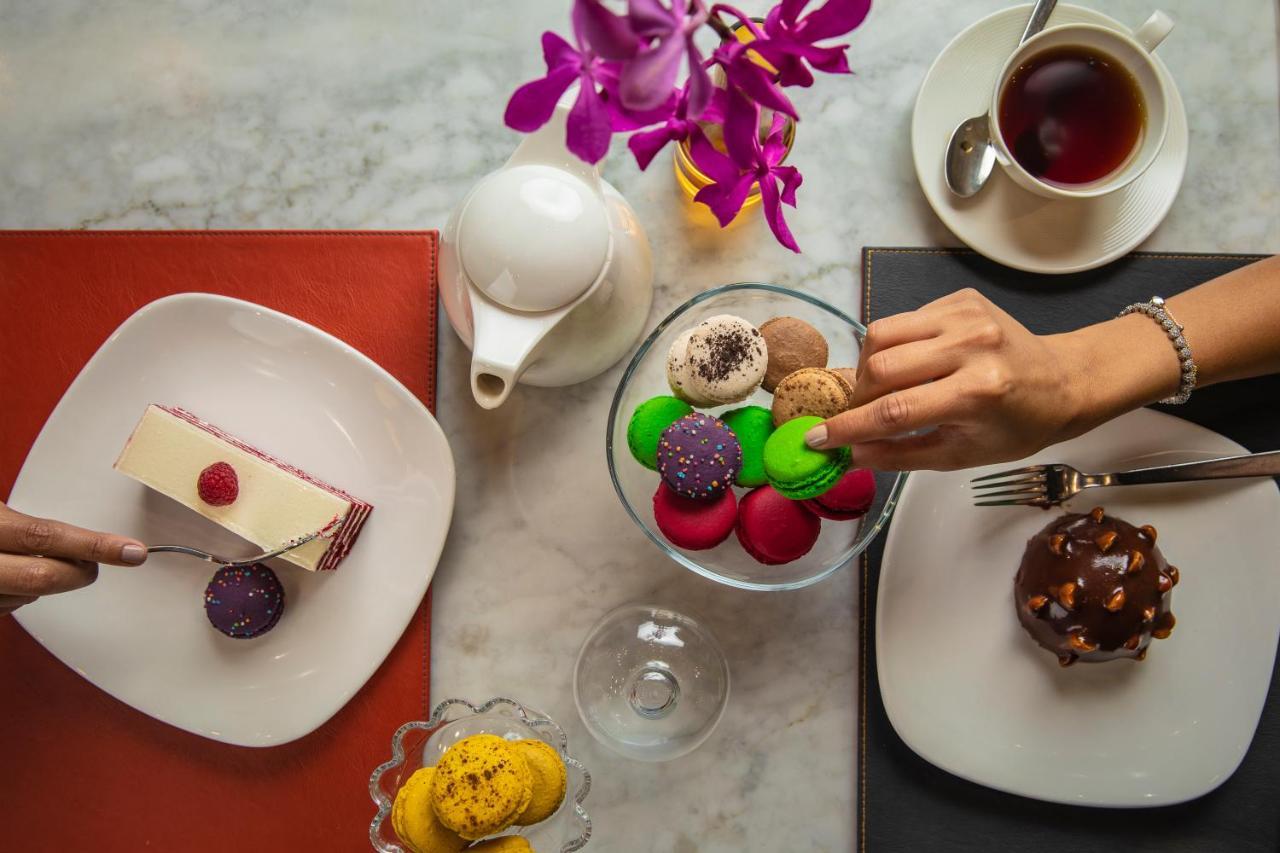 Four Seasons Cairo At The First Residence Giza Eksteriør bilde A selection of desserts