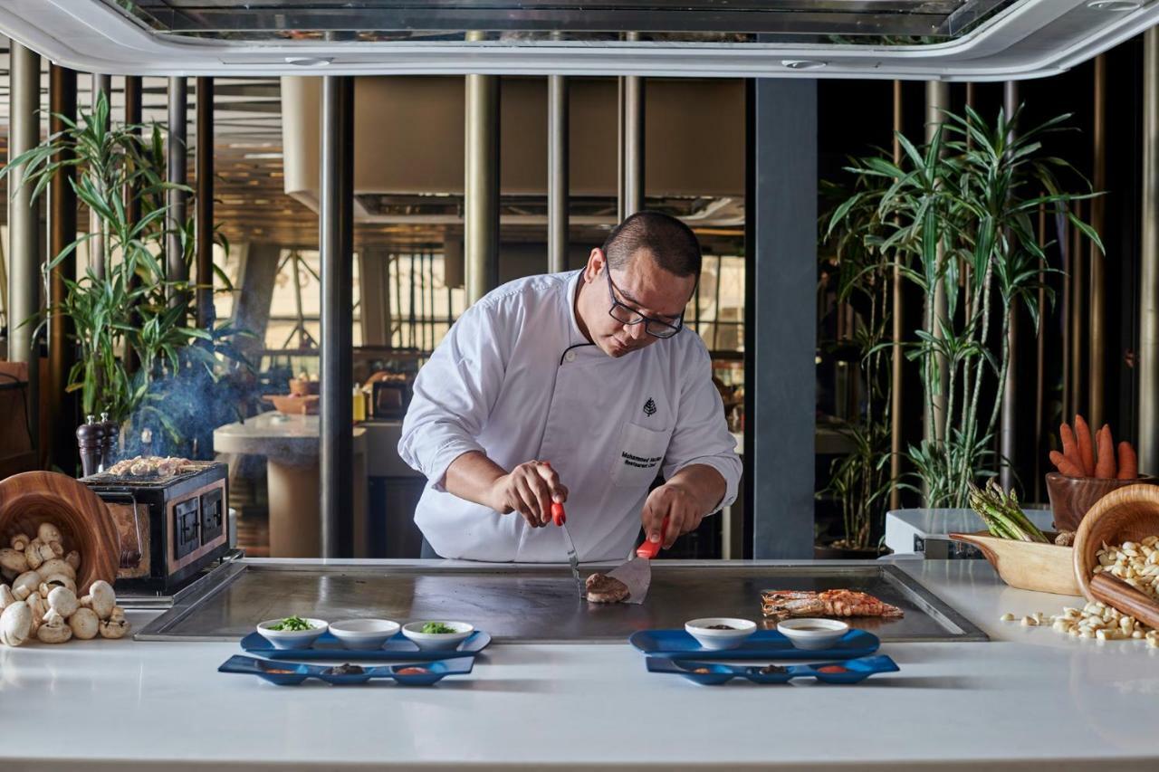 Four Seasons Cairo At The First Residence Giza Eksteriør bilde Chef at work