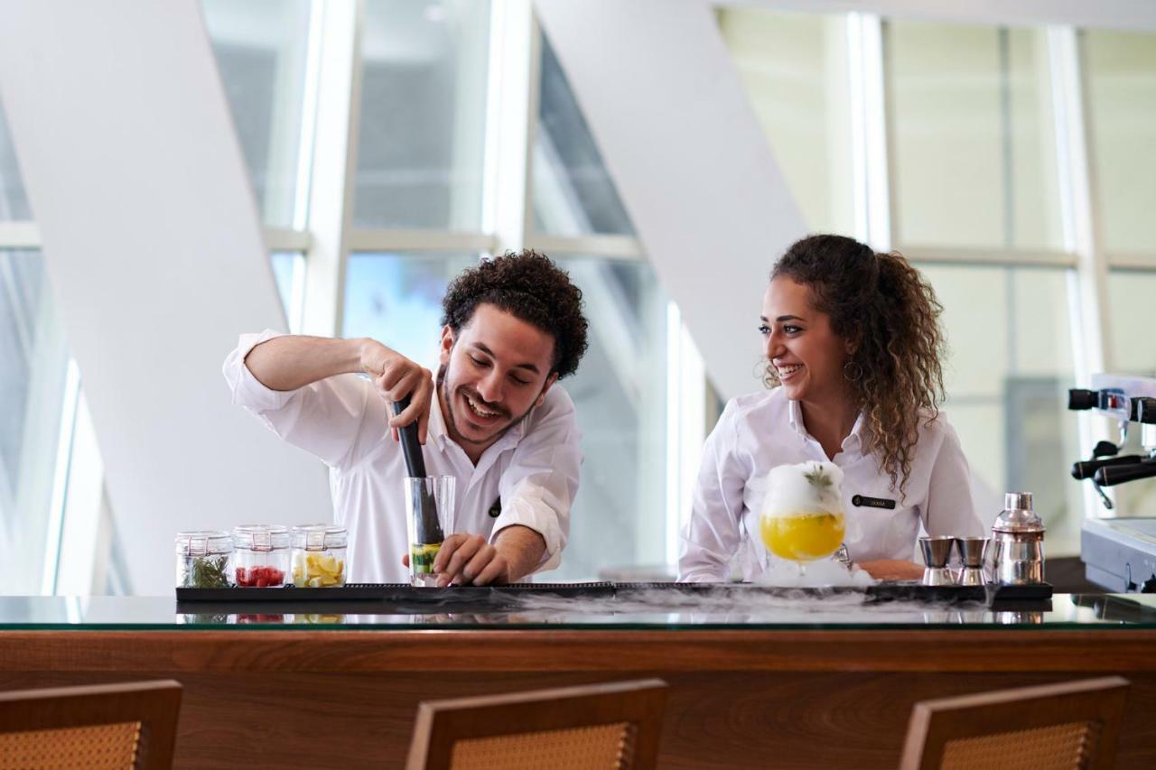 Four Seasons Cairo At The First Residence Giza Eksteriør bilde Students at the University of Gastronomic Tourism