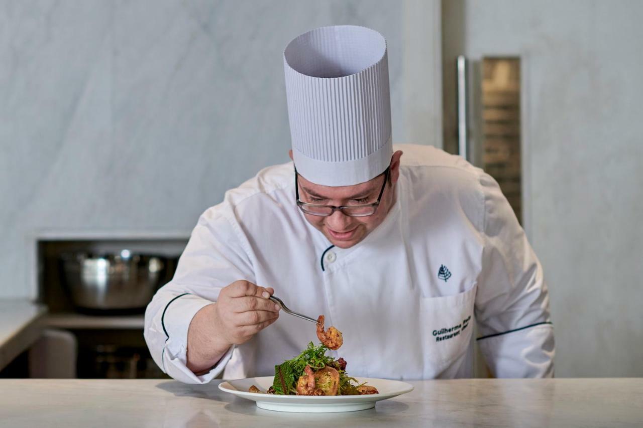 Four Seasons Cairo At The First Residence Giza Eksteriør bilde Chef preparing a meal
